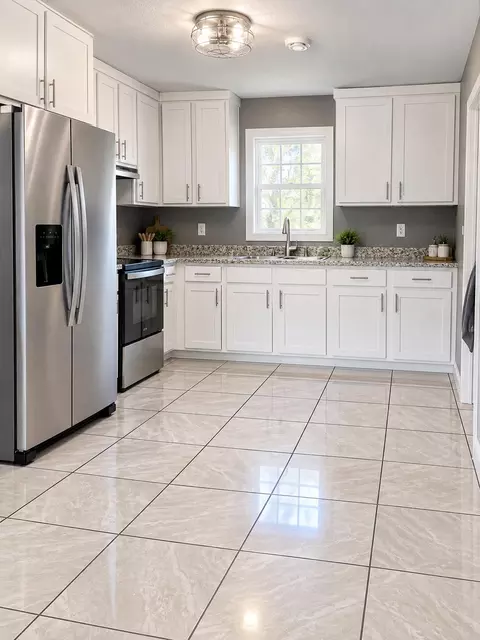 Kitchen - 905 S Griffith Ave, Aurora, MO 65605 photo 1 of 2