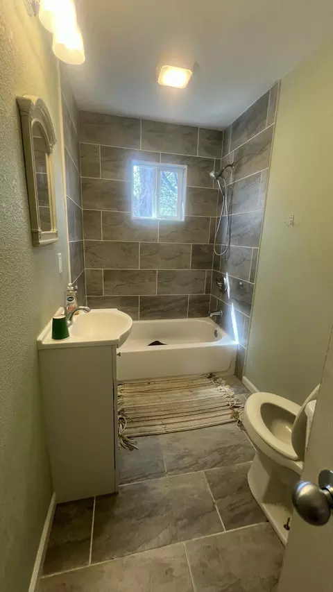 Bath - 905 S Griffith Ave, Aurora, MO 65605 photo 1 of 2