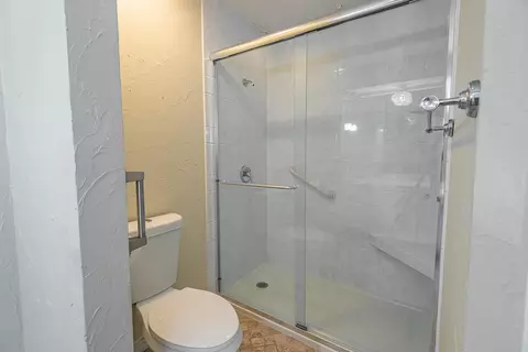 Bath - 759 S Augusta Dr, Springfield, MO 65809 photo 3 of 5