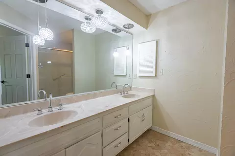 Bath - 759 S Augusta Dr, Springfield, MO 65809 photo 1 of 5