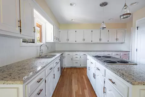 Kitchen - 759 S Augusta Dr, Springfield, MO 65809 photo 2 of 5