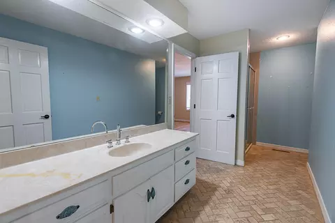 Bath - 759 S Augusta Dr, Springfield, MO 65809 photo 4 of 5
