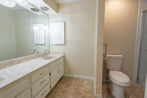 Bath - 759 S Augusta Dr, Springfield, MO 65809 photo 2 of 5