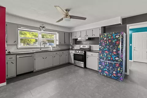 Kitchen - 630 W Broadmoor St, Springfield, MO 65807 photo 2 of 3