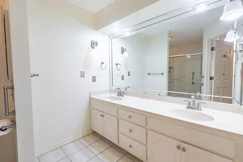 Bath - 761 S Augusta Dr, Springfield, MO 65809 photo 1 of 8