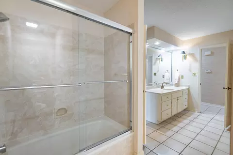 Bath - 761 S Augusta Dr, Springfield, MO 65809 photo 5 of 8