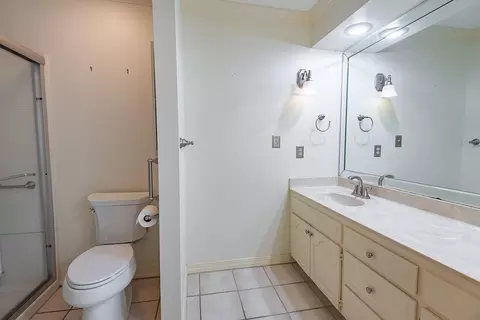 Bath - 761 S Augusta Dr, Springfield, MO 65809 photo 2 of 8