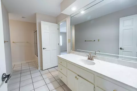 Bath - 761 S Augusta Dr, Springfield, MO 65809 photo 4 of 8