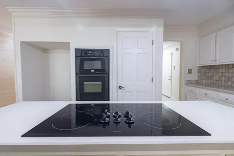 Kitchen - 761 S Augusta Dr, Springfield, MO 65809 photo 5 of 6