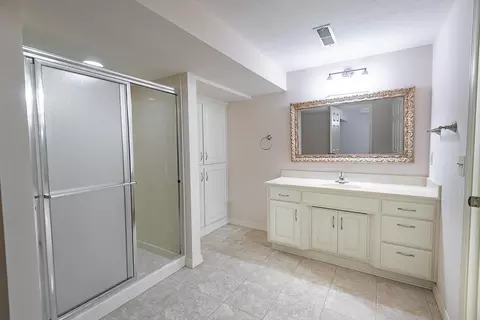 Bath - 761 S Augusta Dr, Springfield, MO 65809 photo 7 of 8