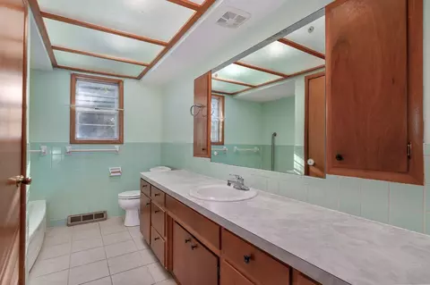 Bath - 442 S York Ave, Springfield, MO 65802 photo 3 of 4