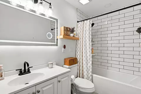 Bath - 1452 E Lindberg St, Springfield, MO 65804 photo 1 of 1