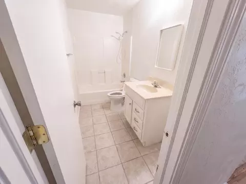 Bath - 3372 S Western Ave, Springfield, MO 65807 photo 3 of 3