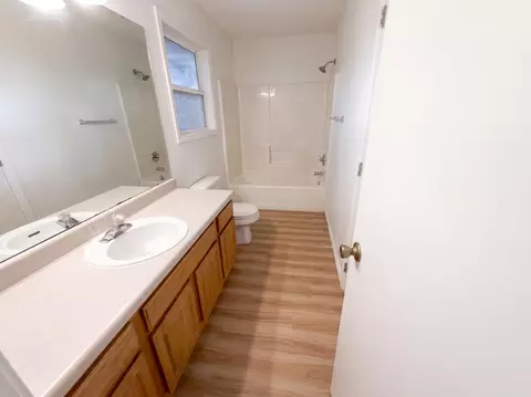 Bath - 3372 S Western Ave, Springfield, MO 65807 photo 2 of 3