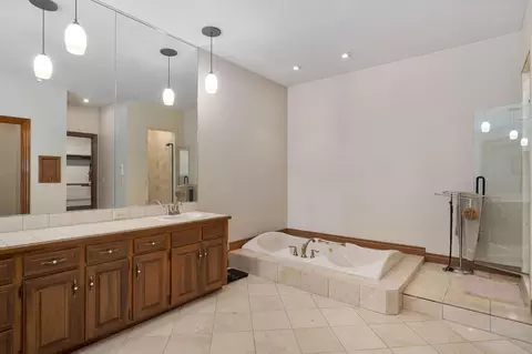 Bath - 5110 S Rochelle Ave, Springfield, MO 65804 photo 2 of 12