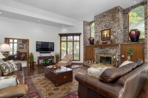 Living - 5110 S Rochelle Ave, Springfield, MO 65804 photo 6 of 9