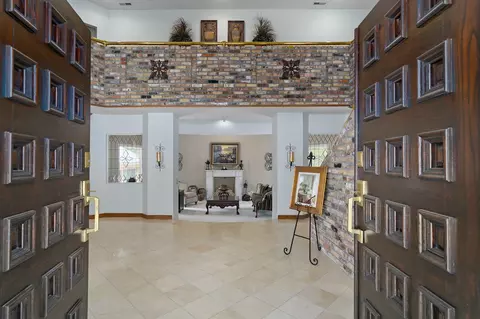 Entry Way - 5110 S Rochelle Ave, Springfield, MO 65804 photo 2 of 9