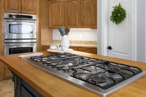 Kitchen - 332 Sunset Dr, Saddlebrooke, MO 65630 photo 4 of 6