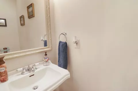 Bath - 4200 Oak Haven Dr, Nixa, MO 65714 photo 1 of 8