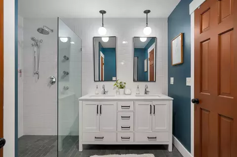 Bath - 3530 E Blueridge St, Springfield, MO 65809 photo 2 of 7