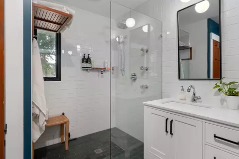 Bath - 3530 E Blueridge St, Springfield, MO 65809 photo 4 of 7