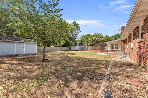 Exterior - 844 W Maplewood St, Springfield, MO 65807 photo 8 of 11