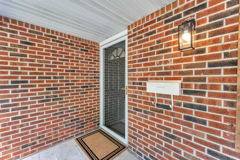 Exterior - 844 W Maplewood St, Springfield, MO 65807 photo 4 of 11