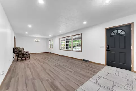 Living - 844 W Maplewood St, Springfield, MO 65807 photo 1 of 7