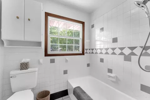 Bath - 844 W Maplewood St, Springfield, MO 65807 photo 3 of 3