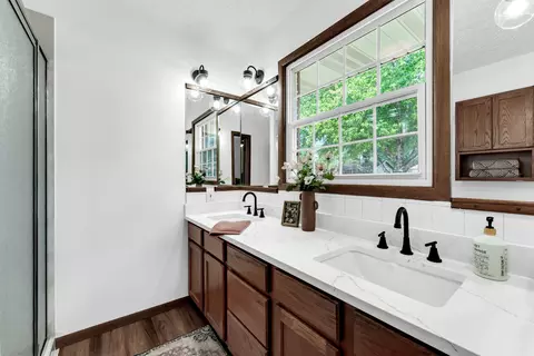 Bath - 844 W Maplewood St, Springfield, MO 65807 photo 2 of 3