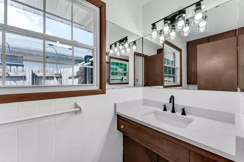 Bath - 844 W Maplewood St, Springfield, MO 65807 photo 1 of 3