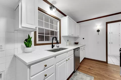Kitchen - 844 W Maplewood St, Springfield, MO 65807 photo 2 of 3