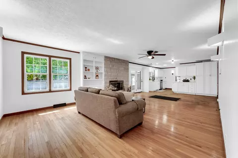 Living - 844 W Maplewood St, Springfield, MO 65807 photo 6 of 7