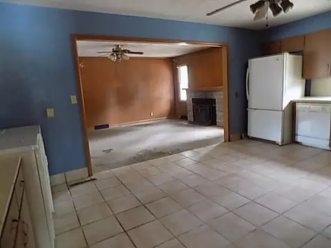 Living - 606 E Wayland St, Springfield, MO 65807 photo 2 of 4