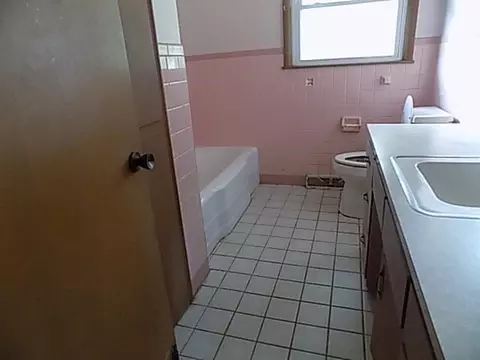 Bath - 606 E Wayland St, Springfield, MO 65807 photo 1 of 2