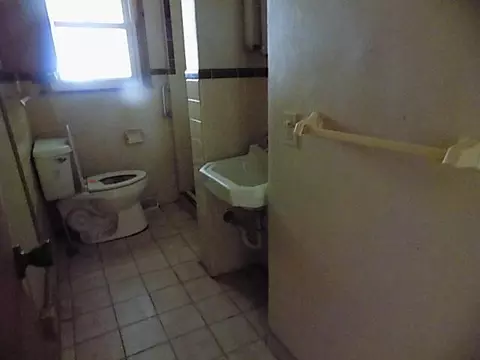 Bath - 606 E Wayland St, Springfield, MO 65807 photo 2 of 2