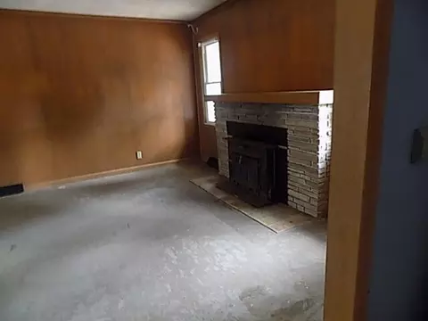 Living - 606 E Wayland St, Springfield, MO 65807 photo 4 of 4