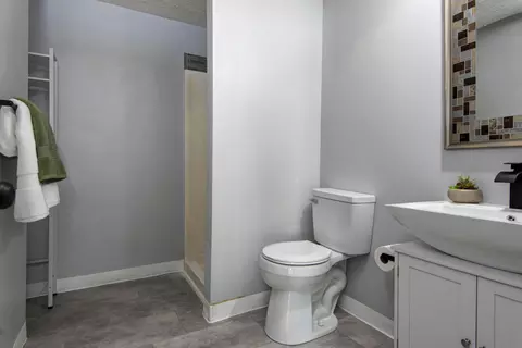 Bath - 2233 S Newton Ave, Springfield, MO 65807 photo 5 of 5