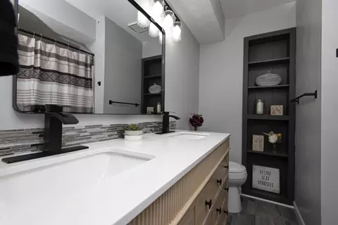 Bath - 2233 S Newton Ave, Springfield, MO 65807 photo 3 of 5