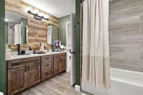 Bath - 1119 Terrace Dr, Aurora, MO 65605 photo 5 of 6