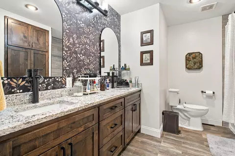 Bath - 1119 Terrace Dr, Aurora, MO 65605 photo 2 of 6