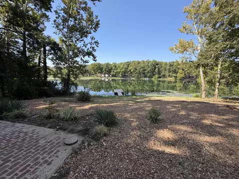 70 E Lakeshore Dr, Cherokee Village, AR 72529