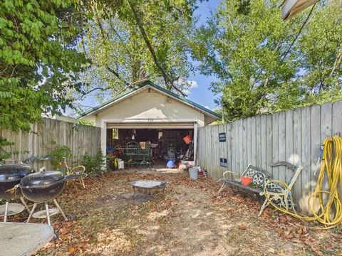 Exterior - 824 W Main St, Cabool, MO 65689 photo 4 of 10
