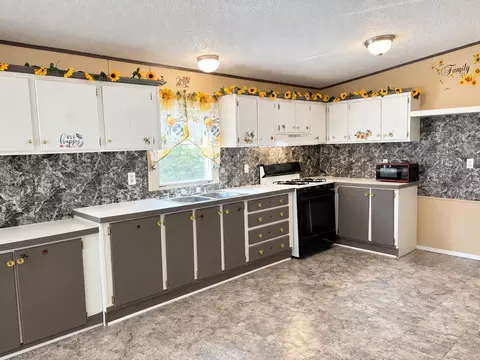 Kitchen - 143 Ella St, Verona, MO 65769 photo 4 of 5
