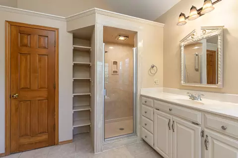Bath - 3850 E Country Place Pl, Springfield, MO 65809 photo 3 of 6