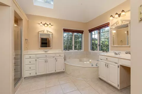 Bath - 3850 E Country Place Pl, Springfield, MO 65809 photo 2 of 6