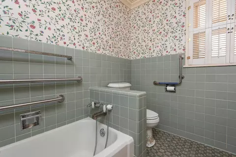 Bath - 1530 S Delaware Ave, Springfield, MO 65804 photo 2 of 3