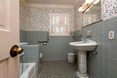 Bath - 1530 S Delaware Ave, Springfield, MO 65804 photo 1 of 3