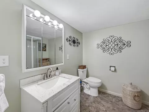 Bath - 1185 W Grayrock Dr, Springfield, MO 65810 photo 3 of 3