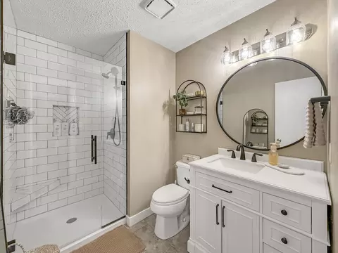 Bath - 1185 W Grayrock Dr, Springfield, MO 65810 photo 2 of 3